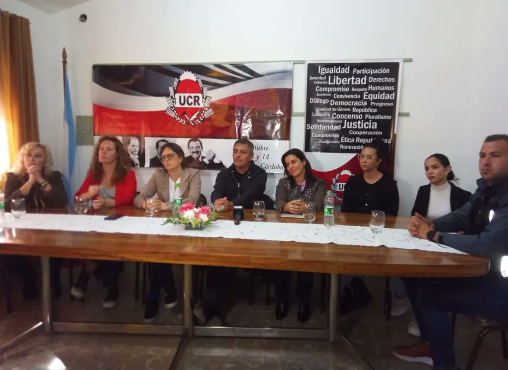 juvradicalSJ's tweet photo. Hoy participamos en el Encuentro de Mujeres de JxC en 📍 Freyre.
En donde debatimos sobre: 
🔸 Desempeño Político
🔸 Derechos Humanos
🔸 Juventud
🔸Rol de la Mujer durante 40D
Los paneles estuvieron a cargo de @brendalisaustin @MSoleCarrizo Lucia Allende, Camila Bossio https://t.co/uMFOcm32Dr