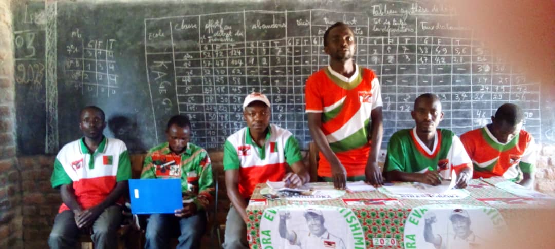 cnddfddvugizo's tweet photo. #Burundi uwurongoy imbonerakure muri zone mpinga yagirishije inama imbonerakure zo ku mutumba wa #Gitaba,yazihamagariy kubungabung umutekano, gushigikira intwaro mu bikorwa vyiterambere nukwiteza imbere ubwabo hatibagiwe kwinjiza abagumyabanga bashasha.@CnddFddMakamba @CnddFdd https://t.co/veMoqk0W75