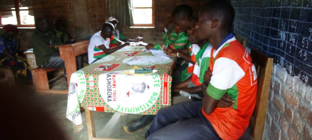 cnddfddvugizo's tweet photo. #Burundi Inyuma y'inama yimbonerakure zo ku mutumba wa #Gitaba,abarongoye umugambwe @CnddFdd kur'uwo mutumba bagirishije inama abakozi ba Leta n'abarondezi bakazi aho bahamagariwe gushigikira abandi mubikorwa vyo kwiteza imbere. @CnddFddMakamba https://t.co/ktA8VvDST8