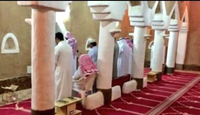 #العشر_lلاواخر
ترى بيوت الله مزدحمة بالمصلين والقائمين والركع السجود

تركوا مشاغل الدنيا وملذاتها وصخب الحياة هجروا لذيذ النوم
يقطعون تسبيحاً وقرءانا
طاول بها الليل ظن الجفن أو سمحا 
وسامر النجم  مال النجم إن جنحا
فإن تشكت فعللها المجرة من ضوء
الصباح وعدها بالرواح ضحى
#ليلة_القدر