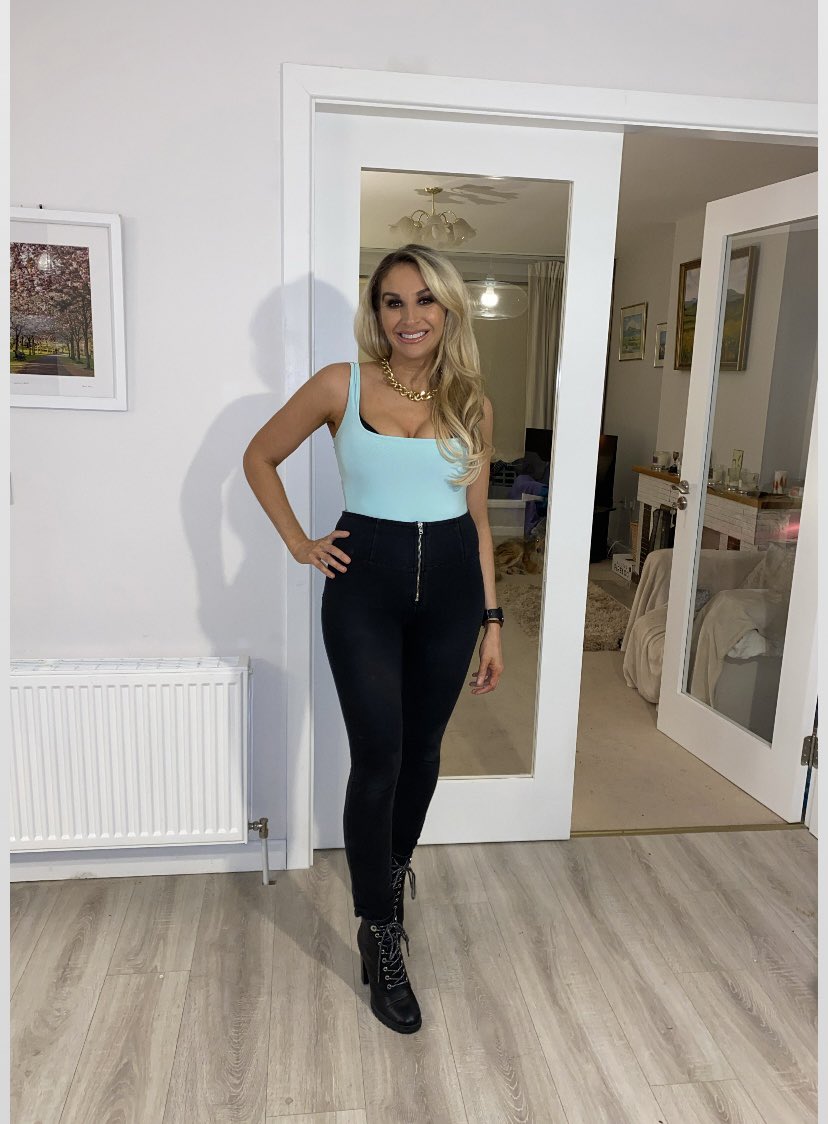 suemcco11's tweet photo. The fear of 4 of me ๐๐ฑ , i just like this outfit though ๐คท๐ผโโ๏ธ #minttop #freddyjeans #dublin #irishgirl .. also โMayo for Samโ , โI hear youโre a terrorist now Fatherโ ๐๐๐๐ https://t.co/iosKC3lf1t