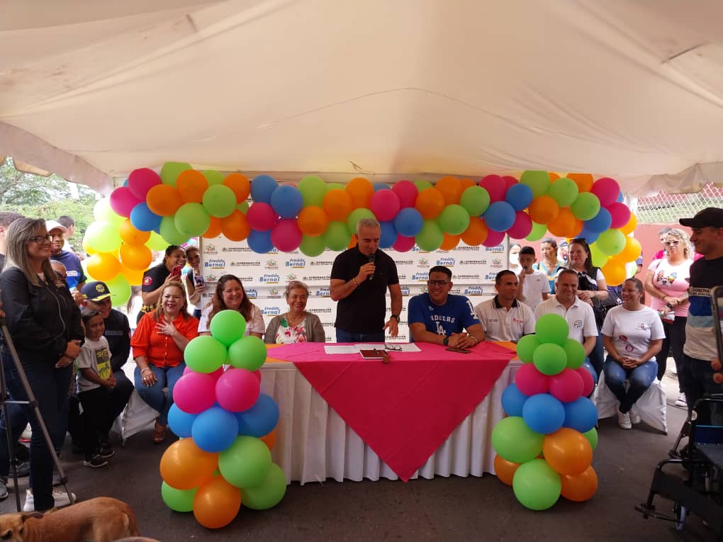Berzabethg1's tweet photo. #15Abr| 🇻🇪 📢 Septima jornada social integral, juntos como familia Tachirense, desde la Escuela Cristóbal Mendoza en el municipio San Cristóbal
#LogrosEnRevolución
¡Contra viento y marea!
@nicolasmaduro 
@_laavanzadora 
@mippcivzla 
@mppeducacion 
@freddybernalven 
@berzabethg1 https://t.co/ScilRuIjEW