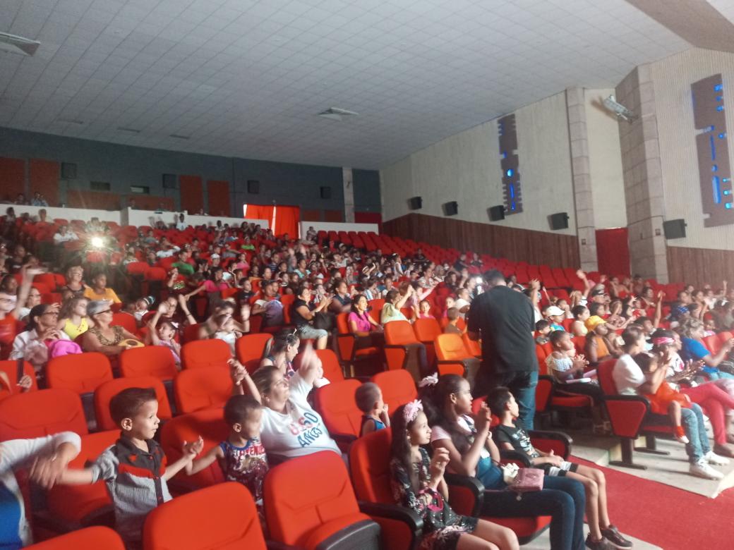 ComiteIsla's tweet photo. En nuestra #IslaDeLaJuventud se realiza en estos momentos para todos los niños de nuestra pequeña Isla del Proyecto Infantil la Fiesta de la "Gata Mini" a cargo de Annie Garcés en el Cine Caribe   #UJC #OPJM #UnaMejorJuventud 🎉🎊💪👨‍👩‍👧‍👦 https://t.co/AlMlevWmea