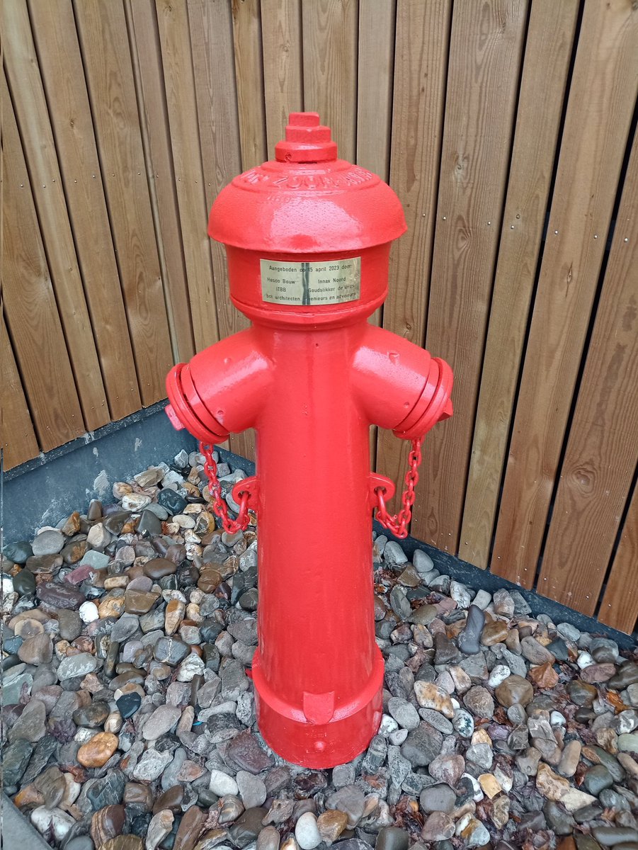 Ze zitten er al een paar maanden, maar vandaag had <a href="/BrandweerHaren/">Brandweer Haren</a> open huis en de officiële opening van hun schitterende kazerne. Na mooie woorden van burgemeester Schuiling van <a href="/gem_groningen/">Gemeente Groningen</a> werd de openingshandeling door hem en brandweercollega Johan verricht.