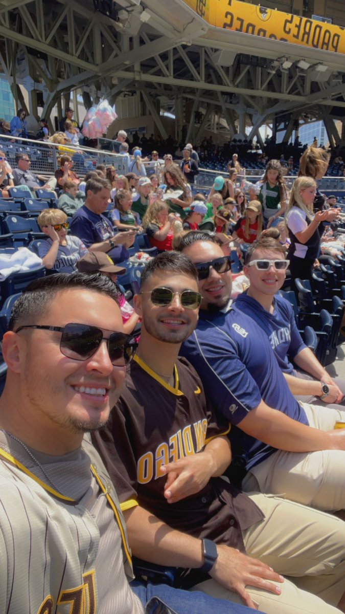 geeohleon1's tweet photo. #BringTheGold @Padres https://t.co/hxU2Tn5Duw