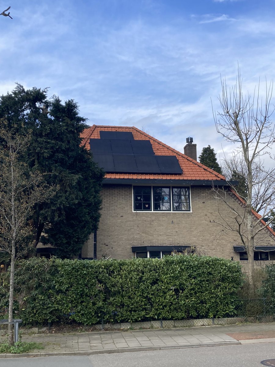 GuusKnibbeler's tweet photo. @ErrikB Wat denk je Errik? Zal ik nog een paar weken wachten op die dakpanpanelen of zwichten en me overgeven aan de verrommeling van het stedelijk landschap. @Henk_Baas https://t.co/p0sF44N5B8