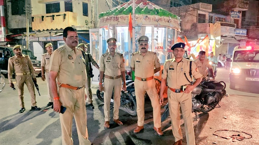 gondapolice's tweet image. #SPGonda @akashtomarips के निर्देशन में सुरक्षा एवं कानून व्यवस्था को सुदृढ़ बनाये रखने हेतु #AddlSP, #COcity व प्रभारी निरीक्षक कोतवाली नगर द्वारा नगर क्षेत्र में पुलिस बल के साथ की गई पैदल गश्त, आम जन-मानस को कराया गया सुरक्षा का अहसास।

#UPPolice 
#Footpatrolling