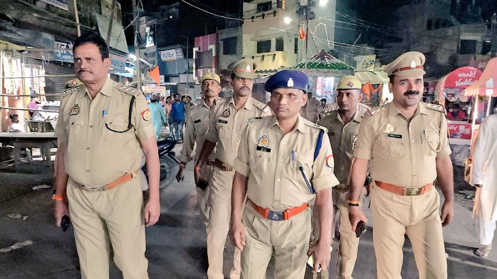 gondapolice's tweet image. #SPGonda @akashtomarips के निर्देशन में सुरक्षा एवं कानून व्यवस्था को सुदृढ़ बनाये रखने हेतु #AddlSP, #COcity व प्रभारी निरीक्षक कोतवाली नगर द्वारा नगर क्षेत्र में पुलिस बल के साथ की गई पैदल गश्त, आम जन-मानस को कराया गया सुरक्षा का अहसास।

#UPPolice 
#Footpatrolling