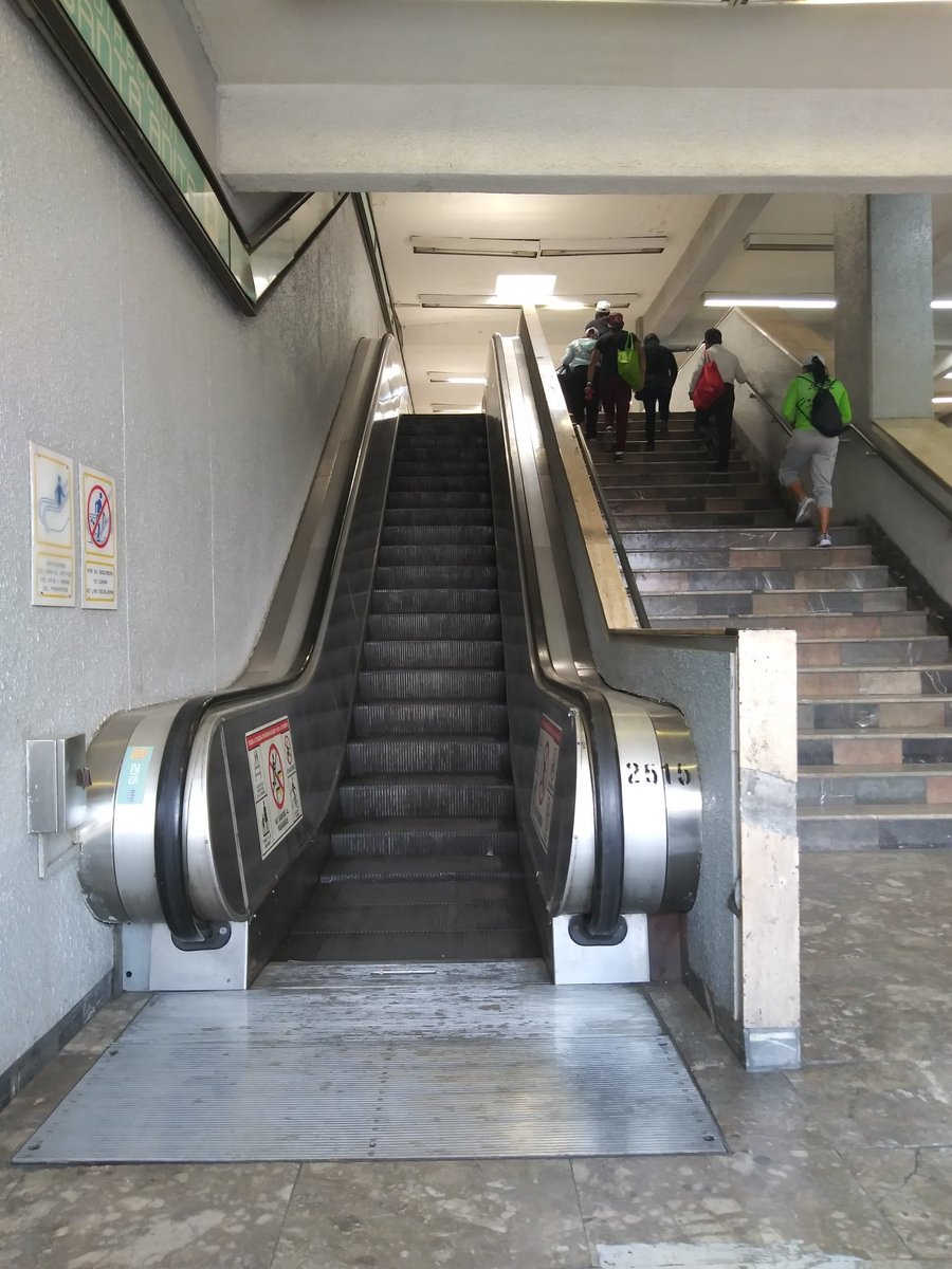 la_del33's tweet photo. @MetroCDMX Otra semana más y contando X2 👎🏼 https://t.co/BbEyfw8qTR