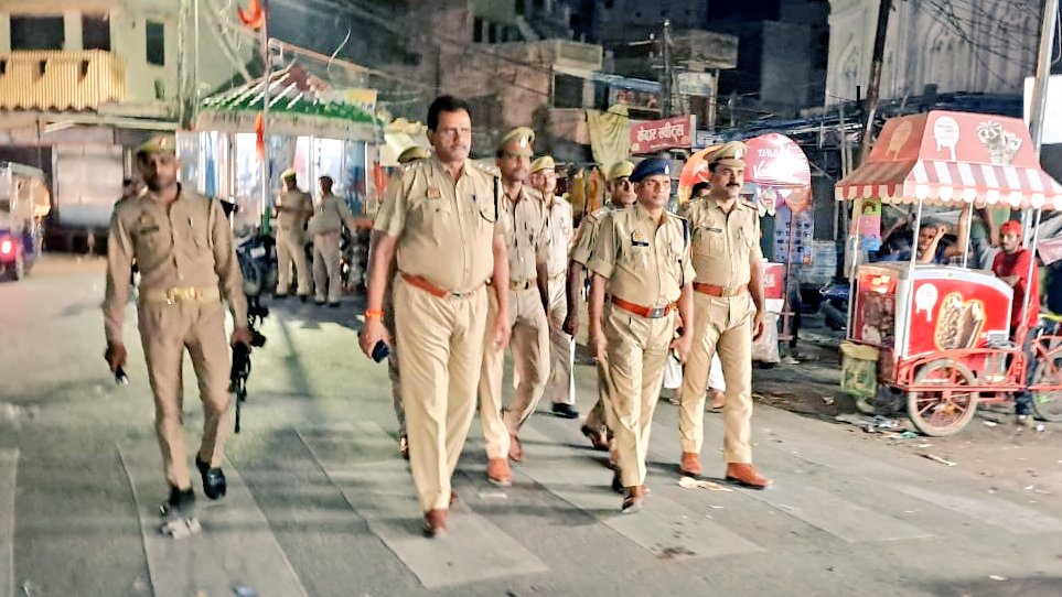 gondapolice's tweet image. #SPGonda @akashtomarips के निर्देशन में सुरक्षा एवं कानून व्यवस्था को सुदृढ़ बनाये रखने हेतु #AddlSP, #COcity व प्रभारी निरीक्षक कोतवाली नगर द्वारा नगर क्षेत्र में पुलिस बल के साथ की गई पैदल गश्त, आम जन-मानस को कराया गया सुरक्षा का अहसास।

#UPPolice 
#Footpatrolling