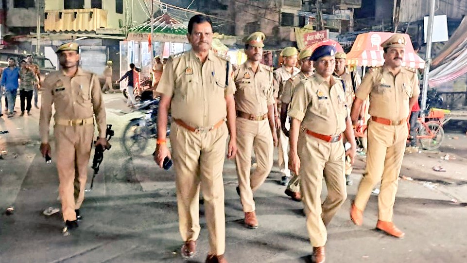 gondapolice's tweet image. #SPGonda @akashtomarips के निर्देशन में सुरक्षा एवं कानून व्यवस्था को सुदृढ़ बनाये रखने हेतु #AddlSP, #COcity व प्रभारी निरीक्षक कोतवाली नगर द्वारा नगर क्षेत्र में पुलिस बल के साथ की गई पैदल गश्त, आम जन-मानस को कराया गया सुरक्षा का अहसास।

#UPPolice 
#Footpatrolling