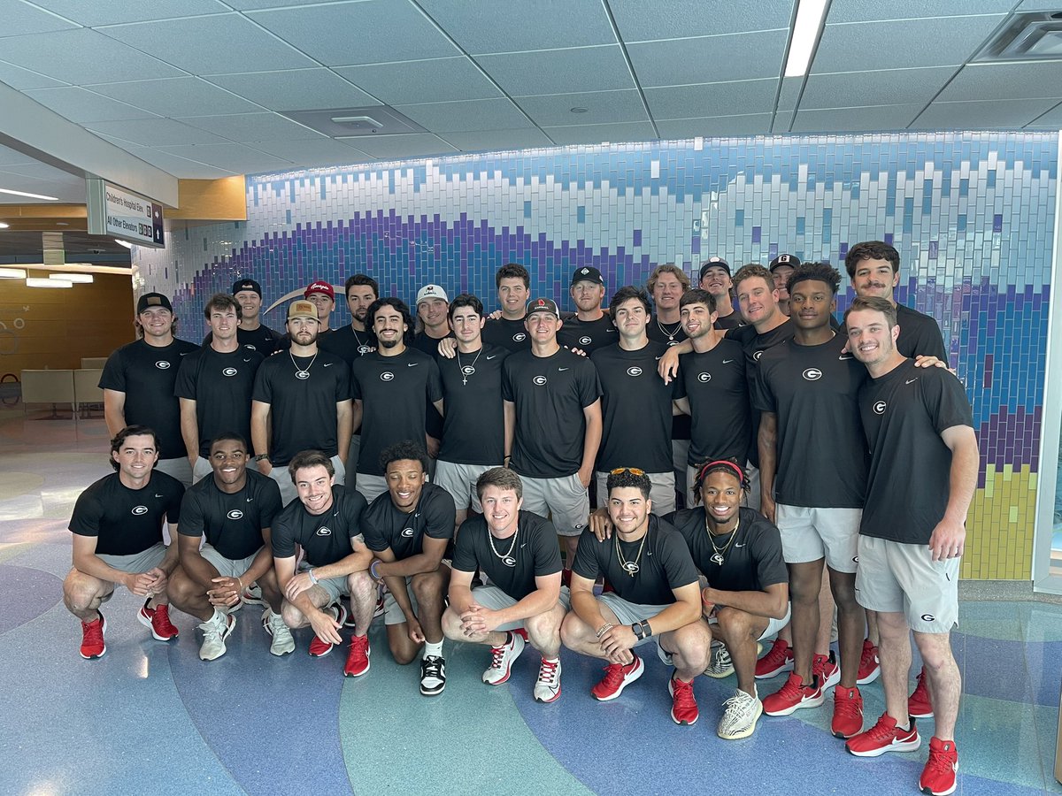 BaseballUGA's tweet image. Happy to have spent part of the day at Shands Children’s Hospital in Gainesville talking with a very special Dawg fan!

#GoDawgs