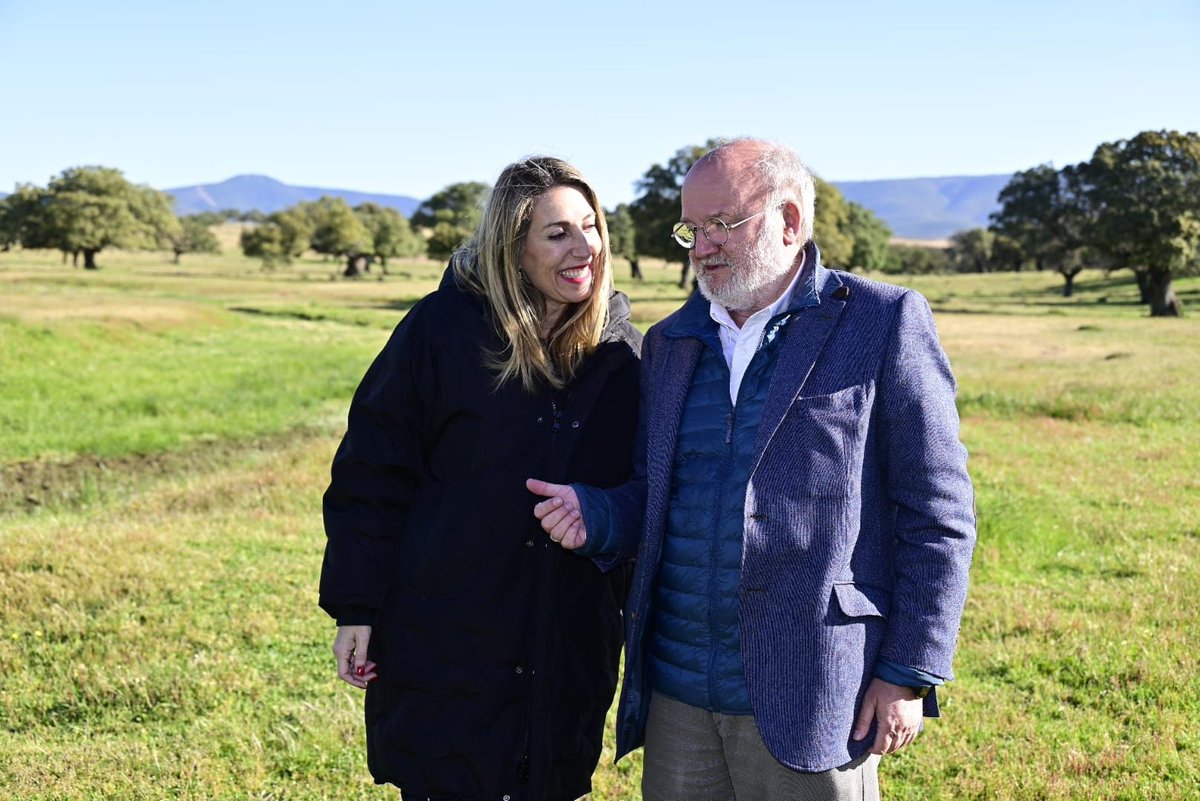 MGuardiolaM's tweet photo. El campo extremeño merece ser escuchado y que se haga frente con determinación a sus problemas. La política es más sencilla de lo que nos venden los que están de brazos cruzados. La política es voluntad. Sobran trabas y falta compromiso. Gran día en #AgropopularGanaderia. https://t.co/O6qcuIzaw2