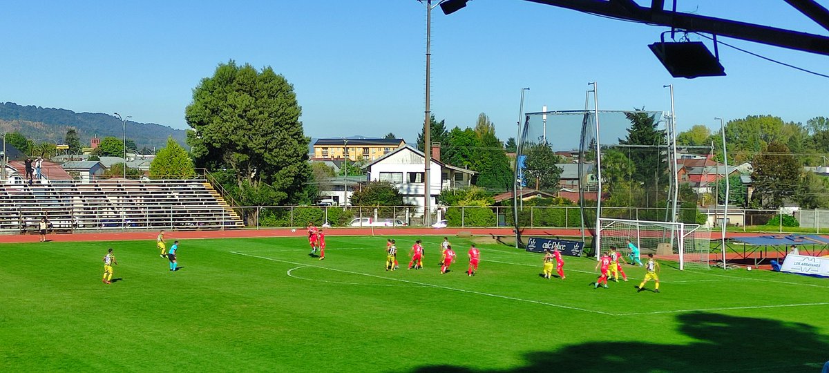 decultoradio's tweet photo. EN VIVO | Ya se juega en el Estadio Parque Municipal: @depvaldivia vs Lautaro de Buin por la fecha 6 de la Segunda División. Relata: Pablo Pincheira - https://t.co/W1cCXVCXWP #VamosTorreon #Valdiviacl https://t.co/NXeirCnFv7