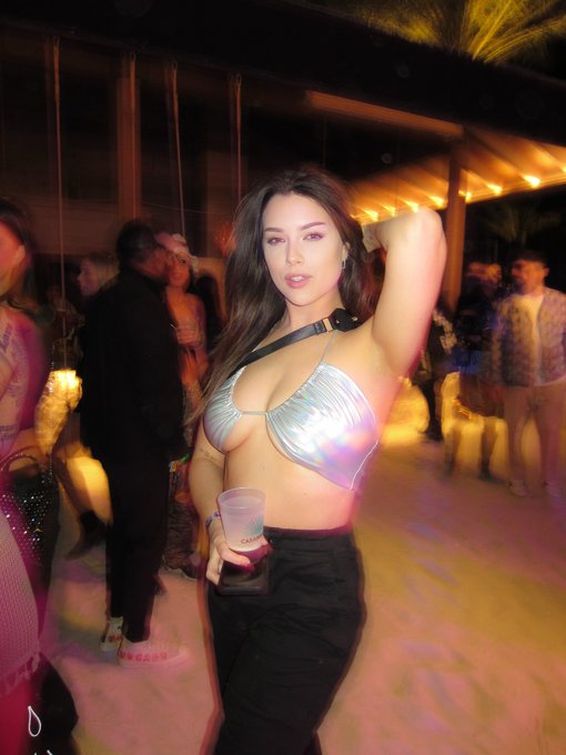 POV: It is past my bed time  #COACHELLA2023 https://t.co/N2nakvB8PK<a href="/tag/coachella2023"class="tags">#COACHELLA2023</a>