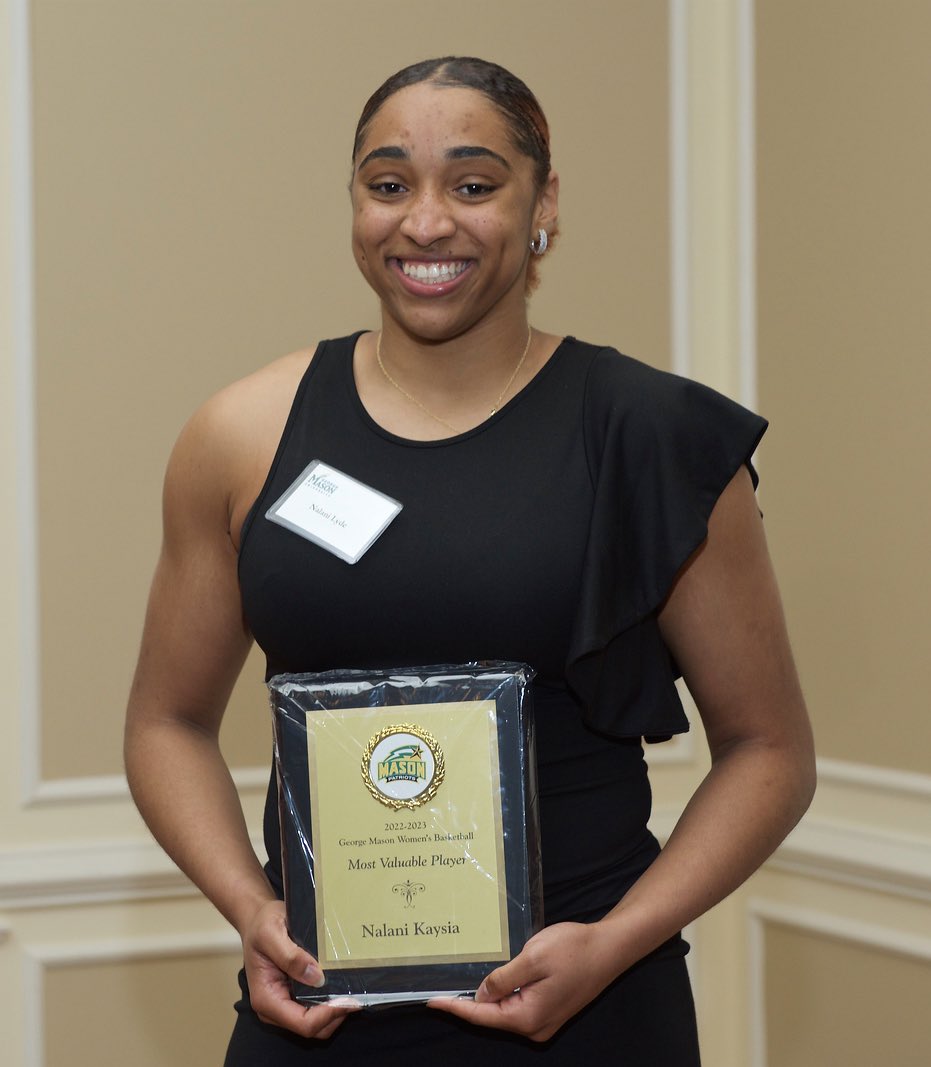 MasonWBB's tweet photo. Congratulations 2022-2023 Most Valuable Player @Nalanikay 💚💛

#BelieveBIG

📷 @seankelleyart 
Presenter: Jenn Surlas (Alum) https://t.co/EmSY6HYbfz