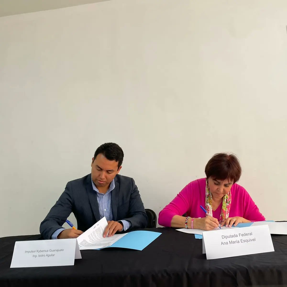 Hacer equipo significa trabajar por la comunidad para el beneficio de todas y todos. 🤝🏻

Hoy firme un acuerdo con el <a href="/KybernusGto/">Kybernus Guanajuato</a>, con la finalidad de trabajar en conjunto con la Casa de Enlace por las y los ciudadanos.