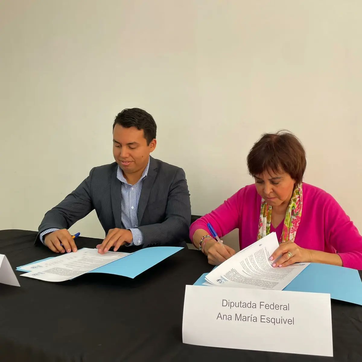 AnitaEsquivelMx's tweet photo. Hacer equipo significa trabajar por la comunidad para el beneficio de todas y todos. 🤝🏻

Hoy firme un acuerdo con el @KybernusGto, con la finalidad de trabajar en conjunto con la Casa de Enlace por las y los ciudadanos. https://t.co/75wZAbmoaO