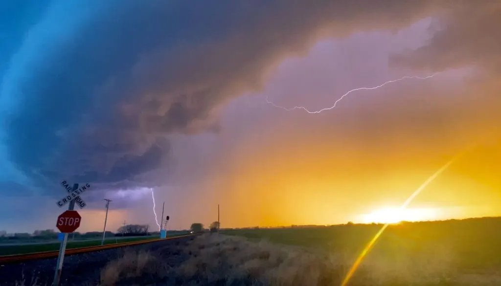accuweather's tweet photo. AccuWeather's Raya Maday captured this stunning image of lightning striking next to a sunset in Kansas as storms rolled through last night. #KSwx https://t.co/AjHWxySROf https://t.co/PiLY9wWTU9