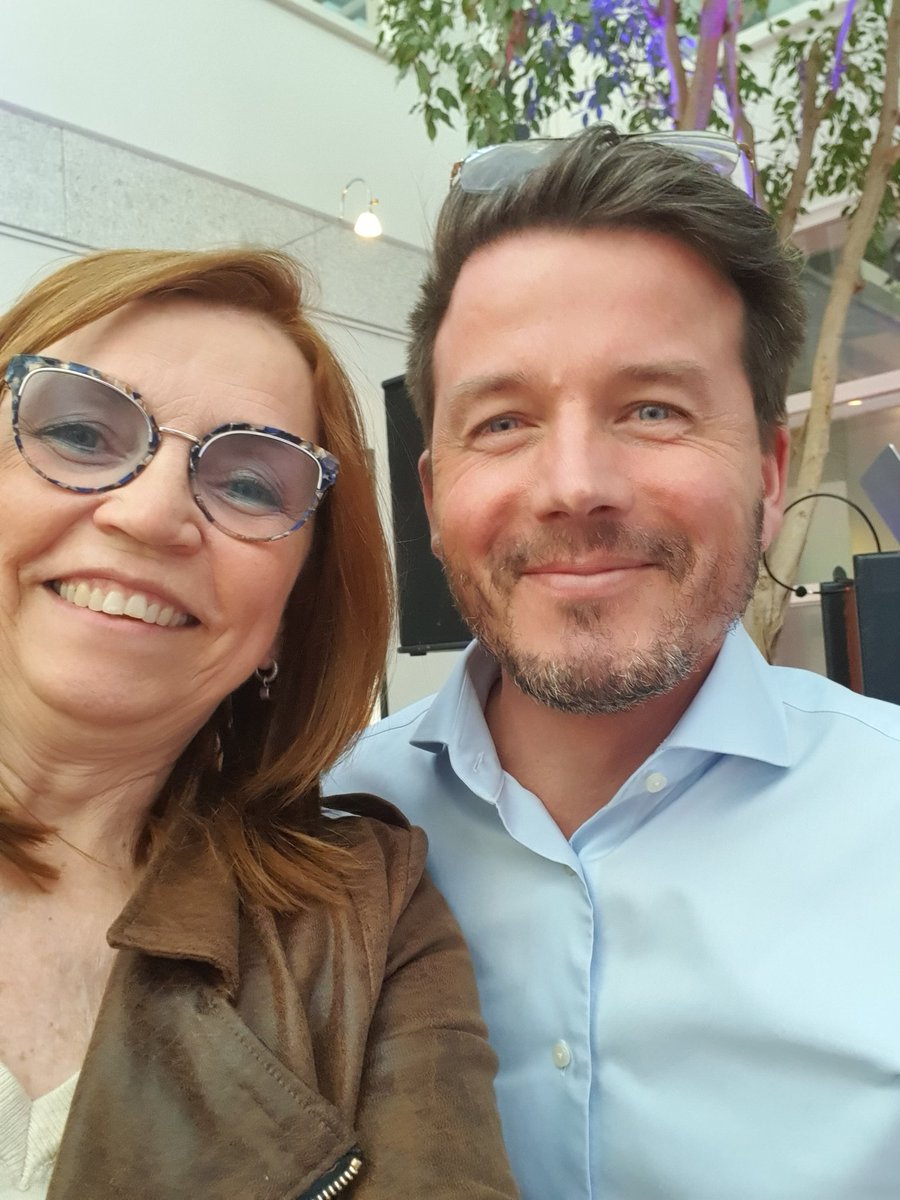 Daar zit ze hoor... 😅
Gelukkig was er ook tijd om even bij te praten en even een foto te maken <a href="/JarnoDuursma/">Jarno Duursma</a>... 🤗 #symposium #AI #MICA