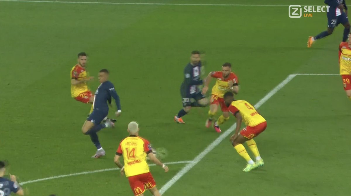 7imelineKMbappe's tweet photo. Kylian Mbappé's wonderful BACKHEEL assist to Messi to make it 3-0. https://t.co/R0ZBDrxMXZ