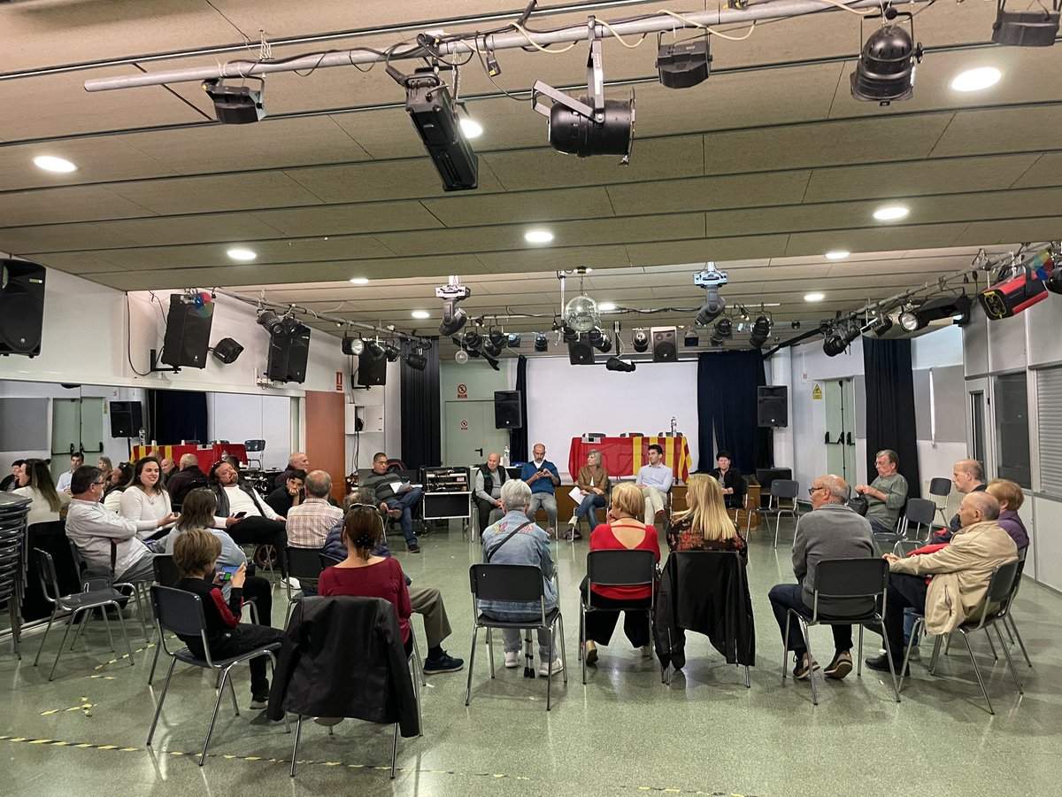 EvaCandelaLopez's tweet image. Esta mañana he participado en la asamblea de vecinos y vecinas de la AV Casc Antic de #CanBoada.

➡️ Hemos hablado del estado del barrio y de sus principales problemas, cómo la movilidad, la falta de aparcamiento o el estado de las calles. (1/2)

#AlcaldessaEvaCandela #Terrassa