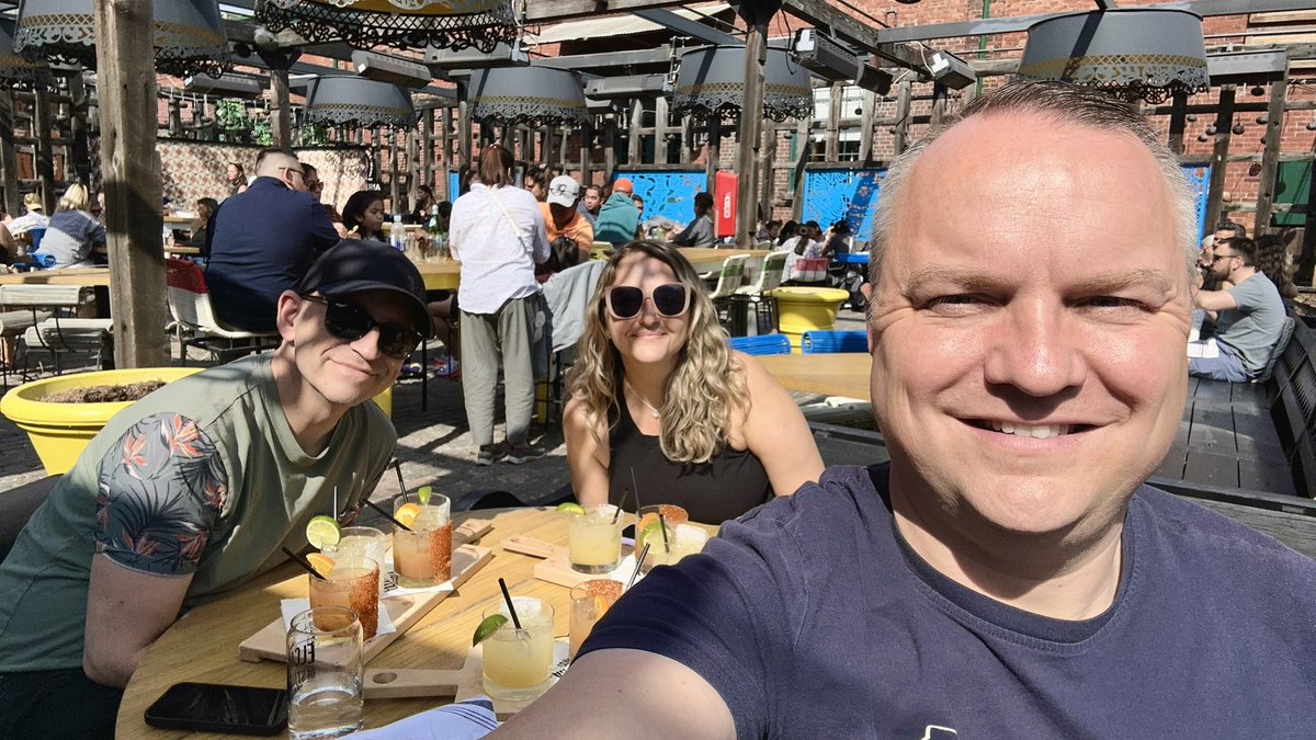 RyanVoutilainen's tweet photo. First daytime #Patio pic of 2023 in the northern hemisphere thanks to an unseasonably warm airmass over Southern #Ontario — enjoying #margaritas in #Toronto’s #DistilleryDistrict at #ElCatrin! 🍹
22°C/71°F &amp; some high cloud.

#ShareYourWeather #ShareYourTravels #ONwx #YYZwx https://t.co/q5Uxjx1UDz