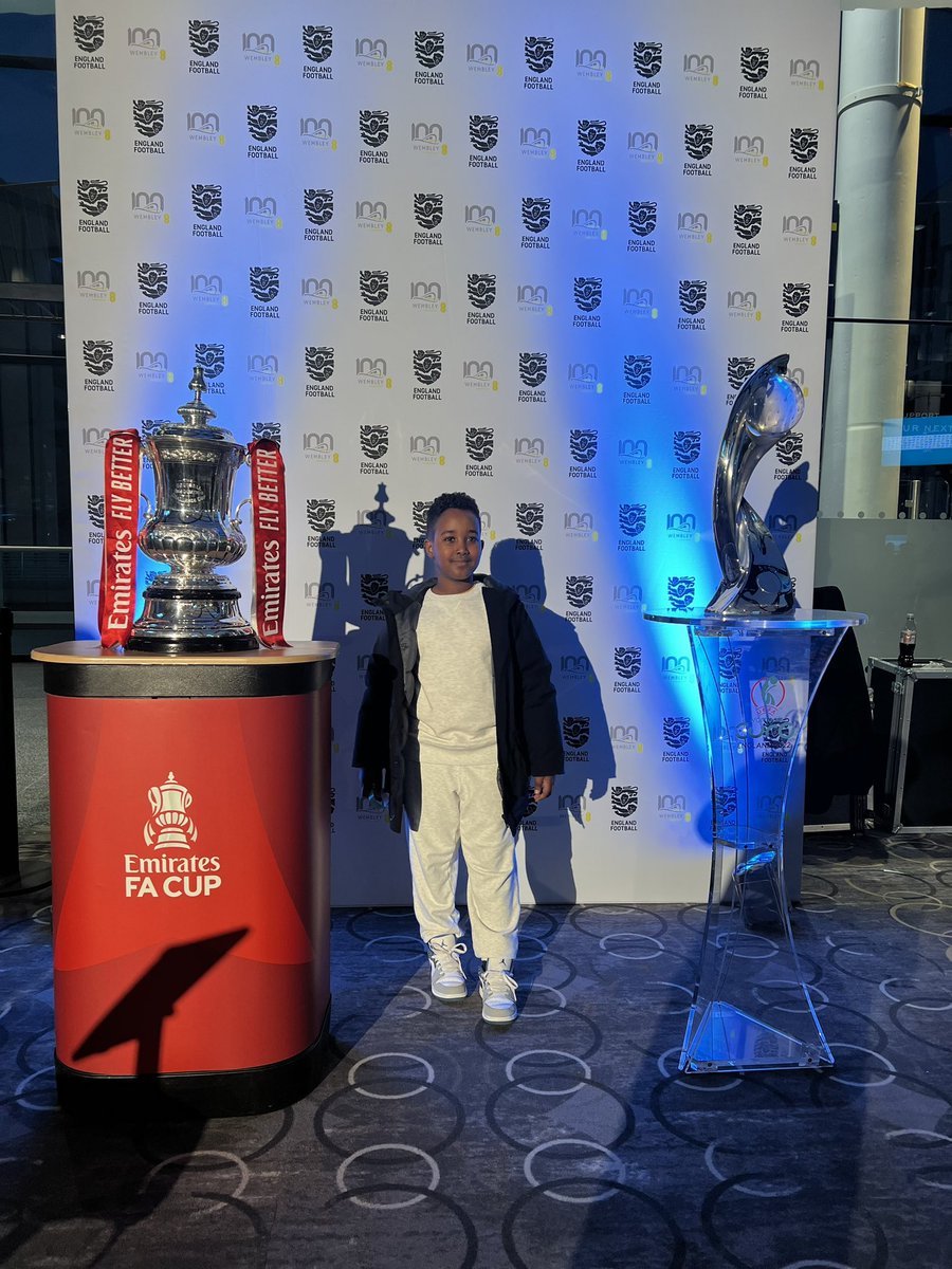 OpenIftar's tweet photo. π€³π Smile for the camera folks, because we've got the #FACup in the house! πΈπ Our #OpenIftaar guests had a once-in-a-lifetime opportunity to snap a pic with one of the most coveted trophies in football history! β½
Share us your pics below !π https://t.co/gfQew0ZjXX