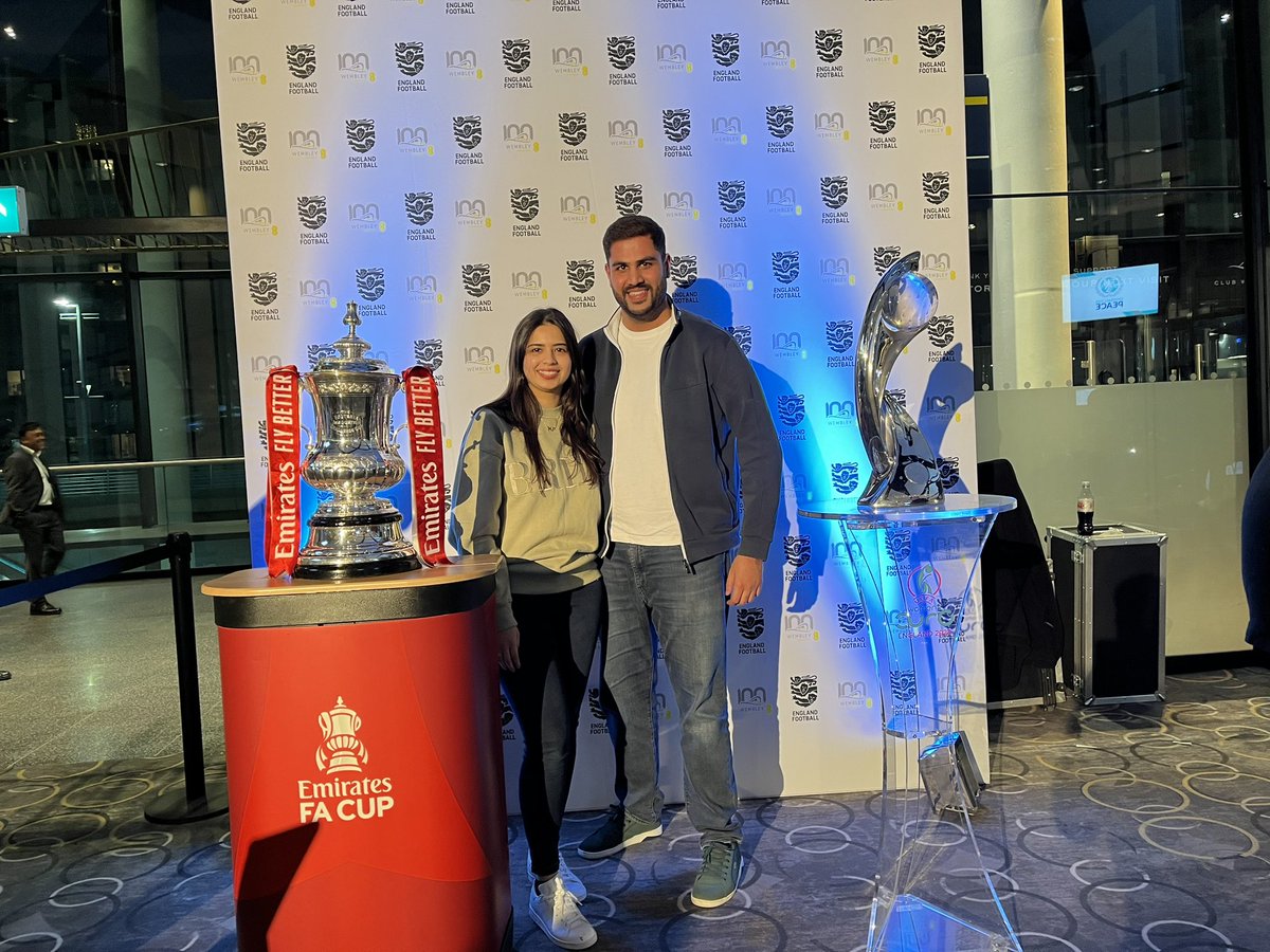 OpenIftar's tweet photo. π€³π Smile for the camera folks, because we've got the #FACup in the house! πΈπ Our #OpenIftaar guests had a once-in-a-lifetime opportunity to snap a pic with one of the most coveted trophies in football history! β½
Share us your pics below !π https://t.co/gfQew0ZjXX