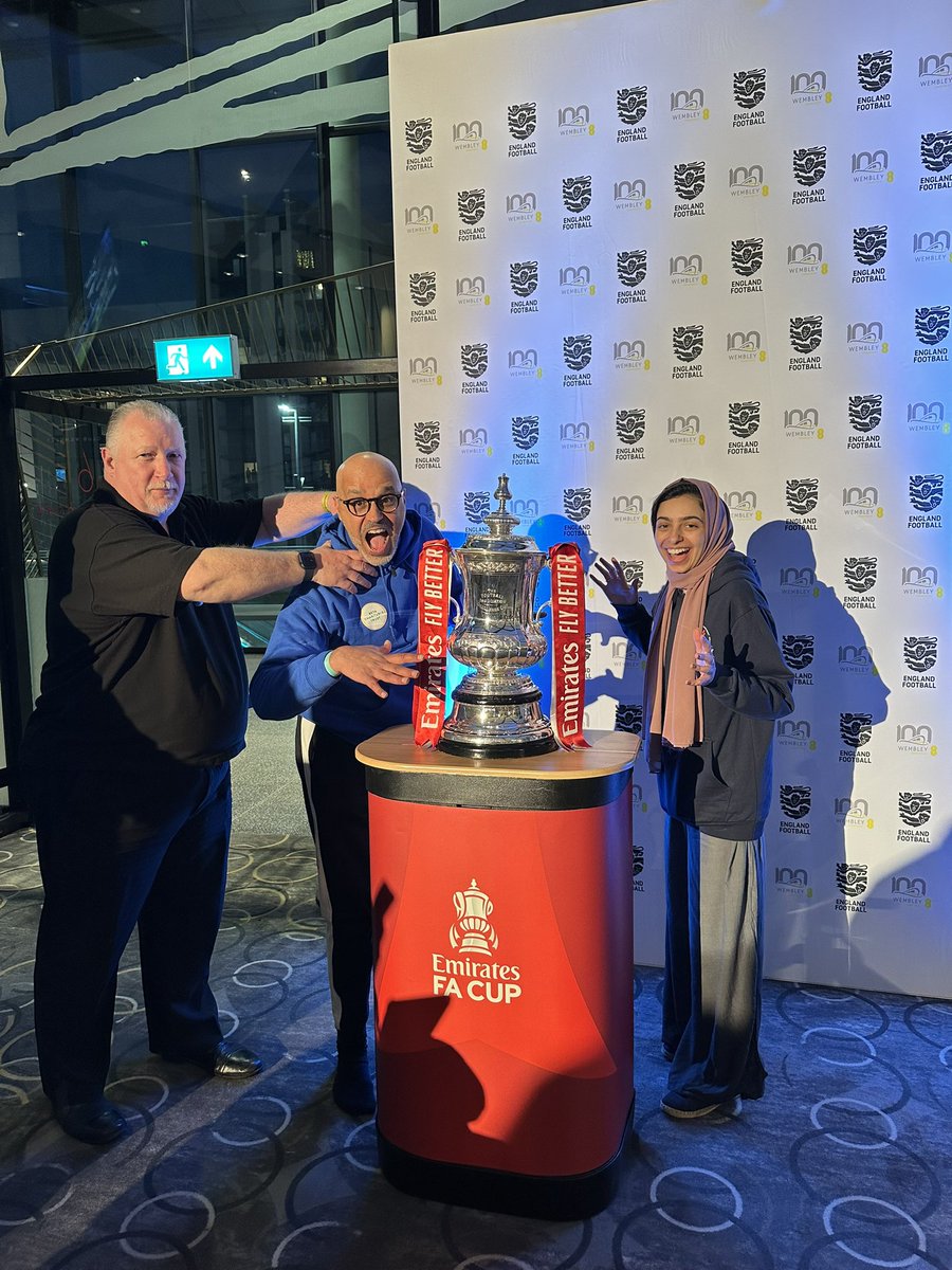 OpenIftar's tweet photo. π€³π Smile for the camera folks, because we've got the #FACup in the house! πΈπ Our #OpenIftaar guests had a once-in-a-lifetime opportunity to snap a pic with one of the most coveted trophies in football history! β½
Share us your pics below !π https://t.co/gfQew0ZjXX