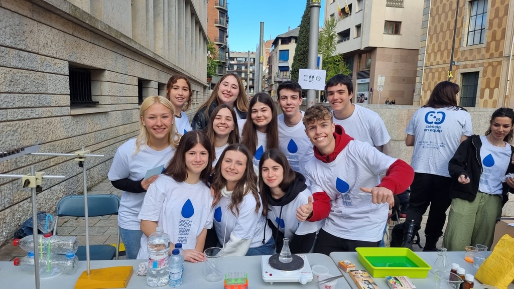 L’#insbaixempordà ha participar avui, dissabte 15 d’abril, al Ciència en Equip de la @gentudg i el @segirones.
El fil conductor d’enguany ha sigut l’aigua! Matianal científica amb el 1r de baxtillerat!