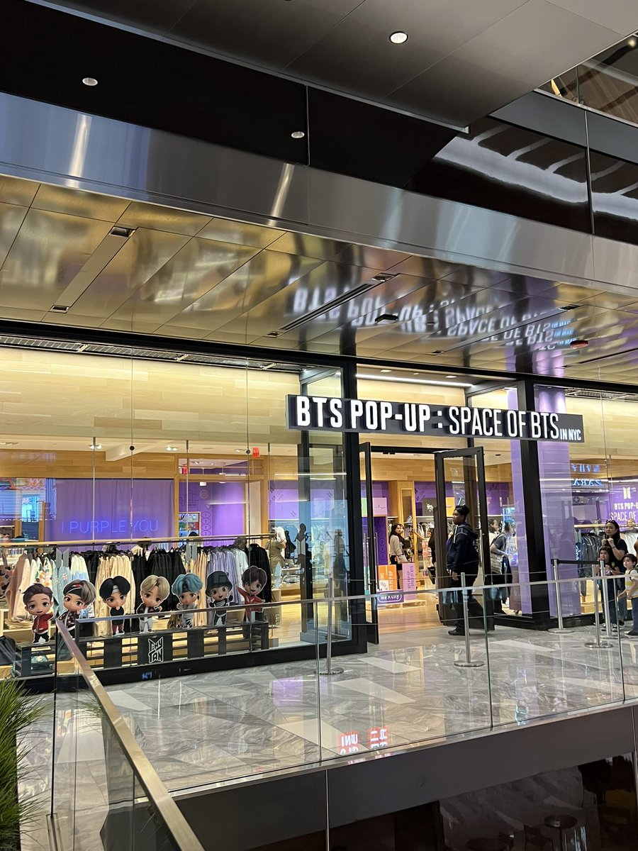 hopeworldian322's tweet photo. went to the grand opening of the Space of BTS pop-up at Hudson Yards today !! 💜  #BTS #SPACE_OF_BTS #NYC https://t.co/VsytCQEkjO