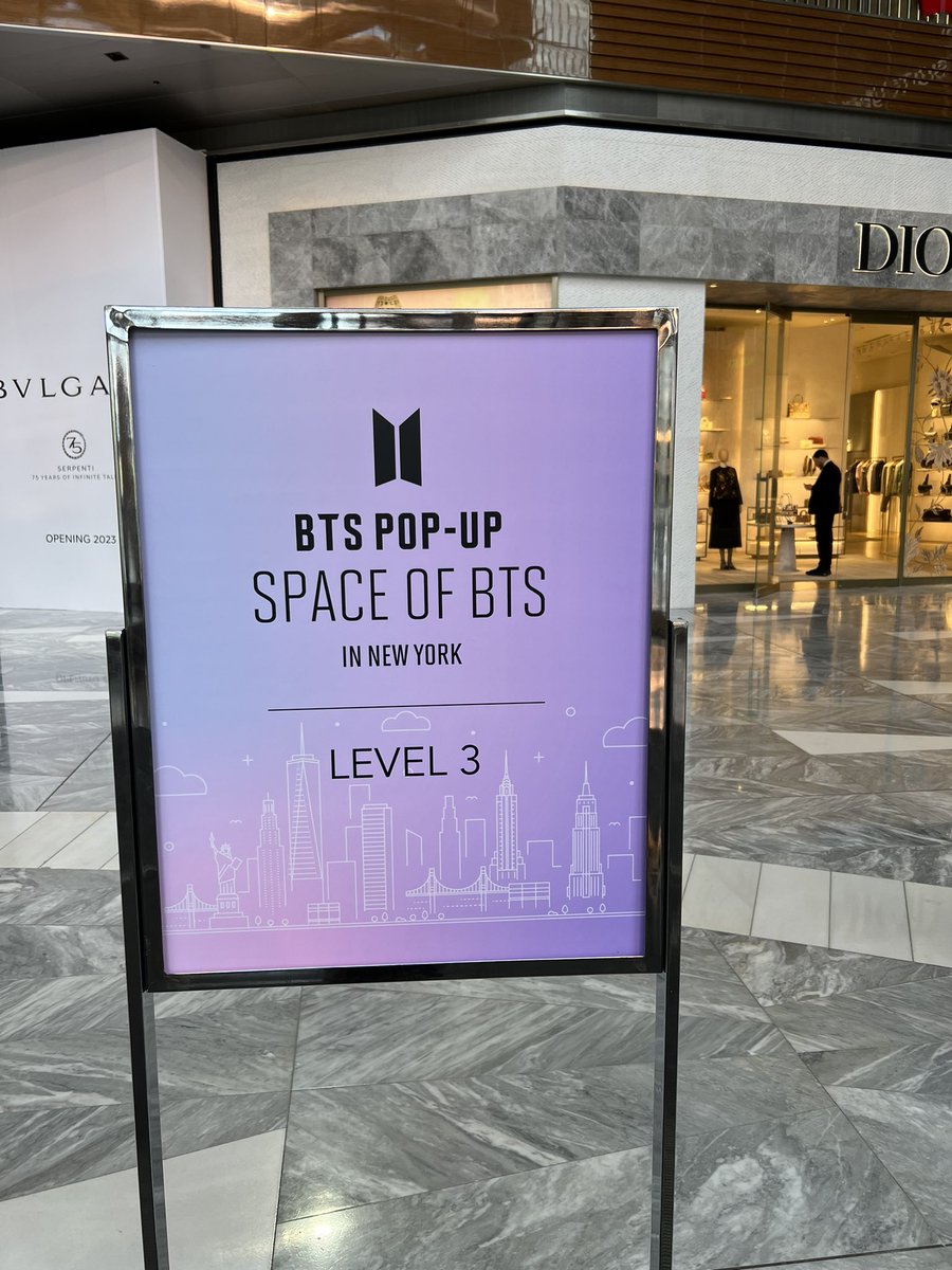 hopeworldian322's tweet photo. went to the grand opening of the Space of BTS pop-up at Hudson Yards today !! 💜  #BTS #SPACE_OF_BTS #NYC https://t.co/VsytCQEkjO