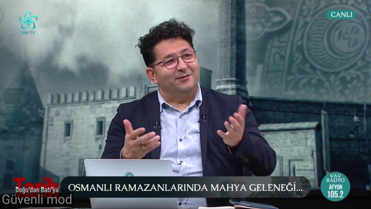idriskutuk's tweet photo. Ramazan aylarında ilk teravihten Bayram'a kadarki sosyal ve kültürel yaşama dair herşeyin konuşulduğu #doğudanbatıyatarih @pelitcikli ve yazar Fadime hocamızın bilgileri ile hafızalarımıza bıraktığı güzel proğrama, bizde Konya, Zeki Altındağ Camii Mahyasını bırakalım. https://t.co/qEKjB7Yy8h