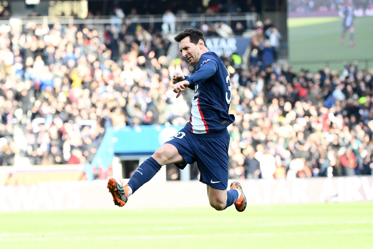 ActuFoot_'s tweet image. 🚨 RECORD ! Lionel Messi (495 buts) devient, à égalité avec Cristiano Ronaldo, co-meilleur buteur dans les 5 grands championnats européens. 🇦🇷🐐