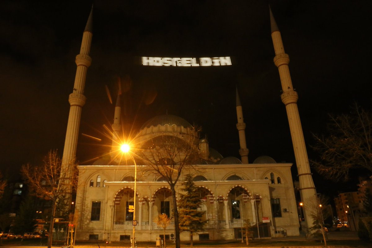 idriskutuk's tweet photo. Ramazan aylarında ilk teravihten Bayram'a kadarki sosyal ve kültürel yaşama dair herşeyin konuşulduğu #doğudanbatıyatarih @pelitcikli ve yazar Fadime hocamızın bilgileri ile hafızalarımıza bıraktığı güzel proğrama, bizde Konya, Zeki Altındağ Camii Mahyasını bırakalım. https://t.co/qEKjB7Yy8h