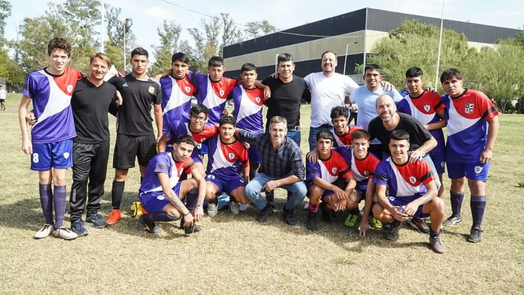 MunicipioPilar's tweet photo. ¡También dimos inicio a la Liga de Fútbol Femenina y la sub 18 Masculina en el #Microestadio! ⚽🏃🏽♂️🏃🏼♀️
Sabemos que el compañerismo y el juego son ejes fundamentales para el desarrollo de nuestros jóvenes, por eso seguiremos generando estos espacios de aprendizaje y diversión. https://t.co/D3HBAlkdeB