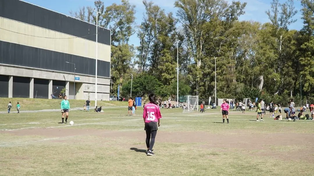 MunicipioPilar's tweet photo. ¡También dimos inicio a la Liga de Fútbol Femenina y la sub 18 Masculina en el #Microestadio! ⚽🏃🏽♂️🏃🏼♀️
Sabemos que el compañerismo y el juego son ejes fundamentales para el desarrollo de nuestros jóvenes, por eso seguiremos generando estos espacios de aprendizaje y diversión. https://t.co/D3HBAlkdeB