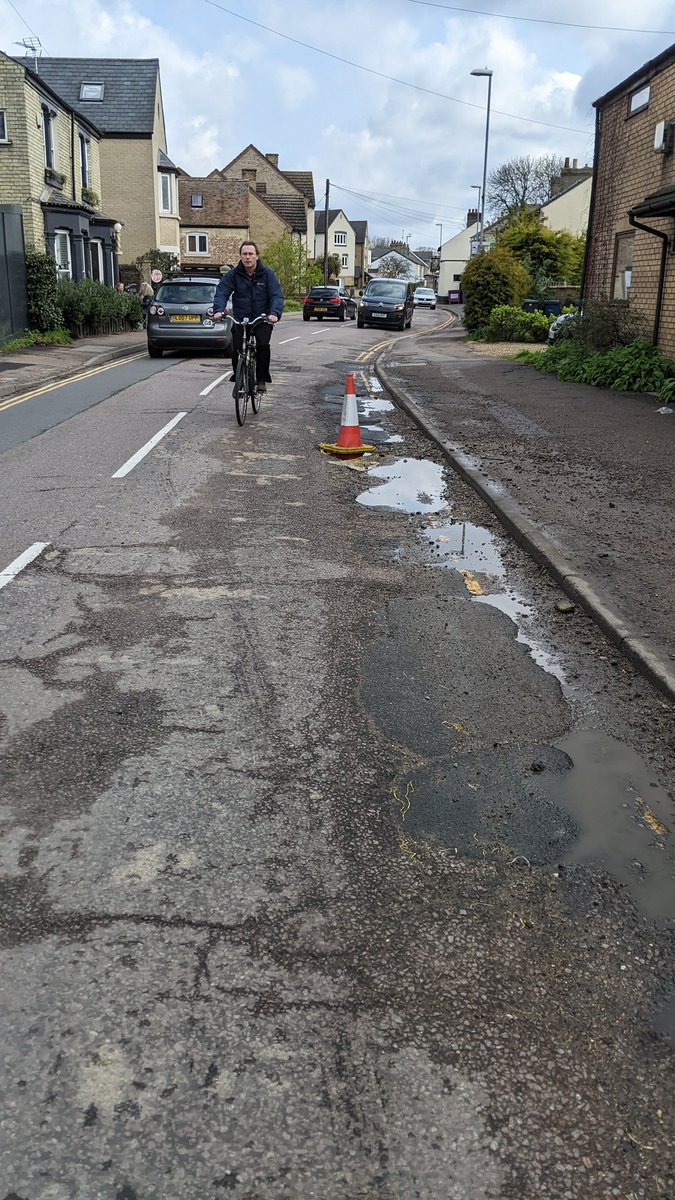 JulianConstabl4's tweet photo. Chesterton High Street! The other side is the same, just a bit further up. WHAT?!!! https://t.co/rKKbfrFXQR