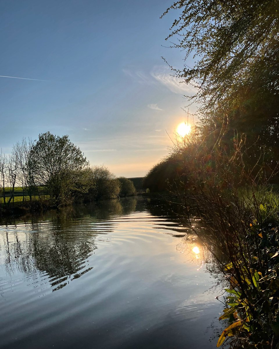 Sun’s out! 
#sunset #grandunioncanal #lifesbetterbywater #goldenhour