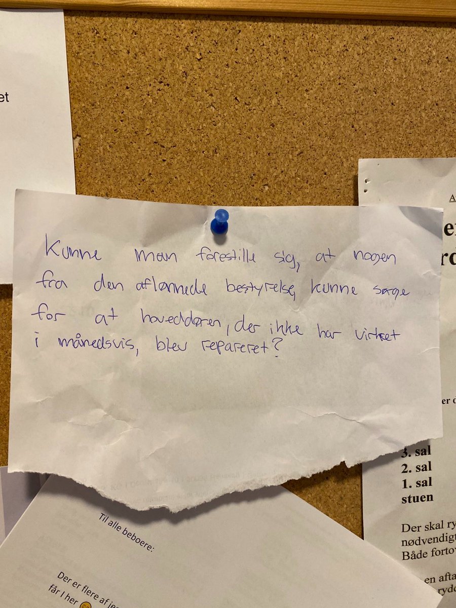 annenoech's tweet photo. Et lille drama på opslagstavlen i min opgang https://t.co/MbI0dUeQKc