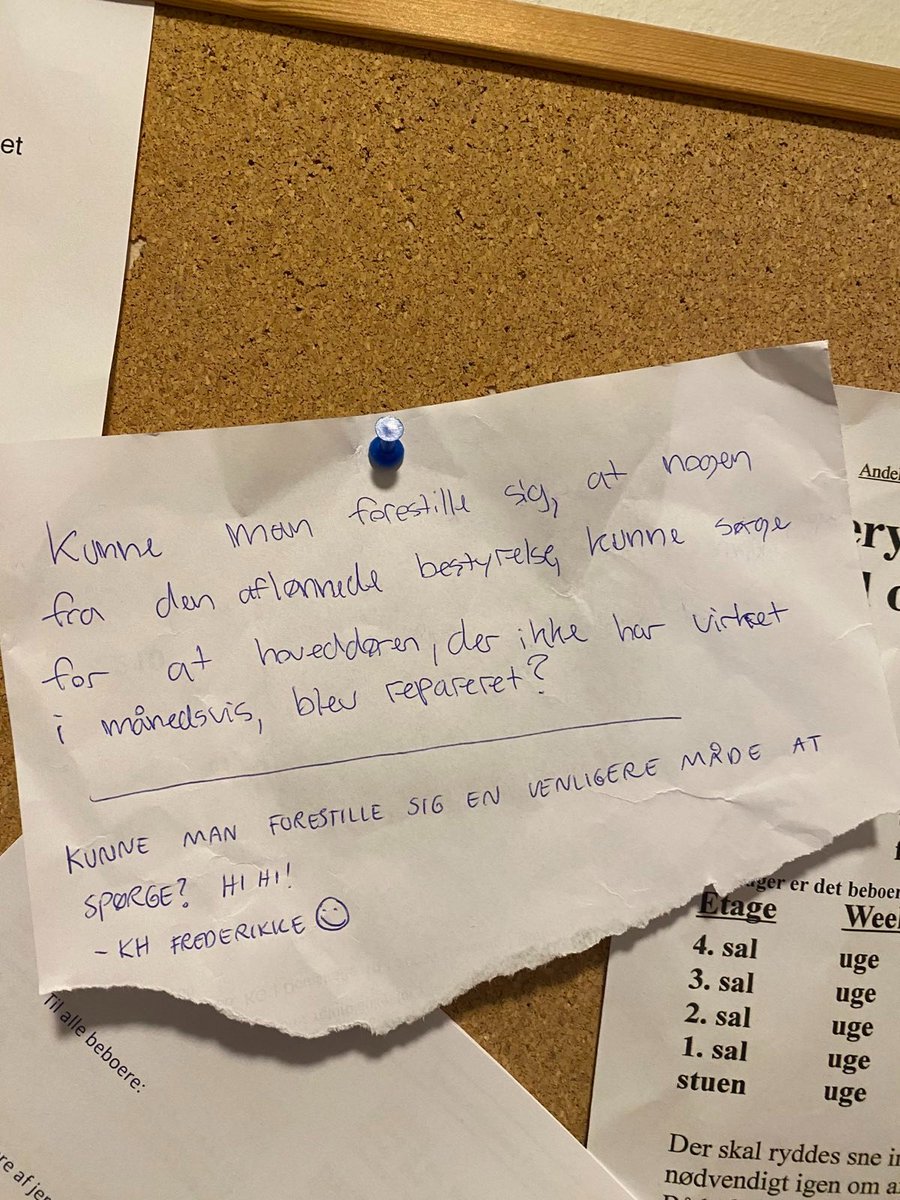 annenoech's tweet photo. Et lille drama på opslagstavlen i min opgang https://t.co/MbI0dUeQKc