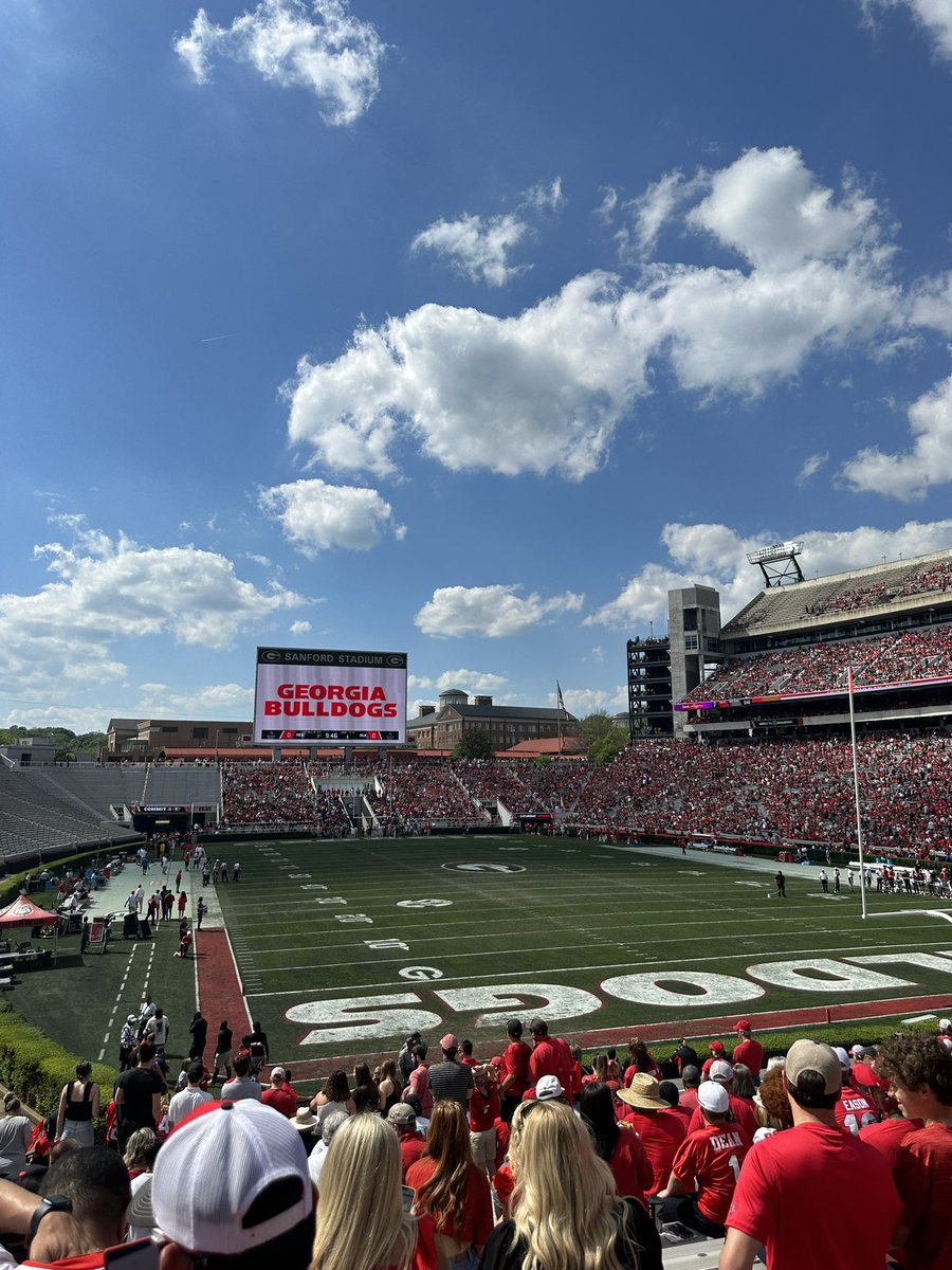 mrobs288's tweet photo. It’s Saturday in Athens🔴⚫️ #GDAY2023 #GoDawgs https://t.co/zHZJcd4TxQ
