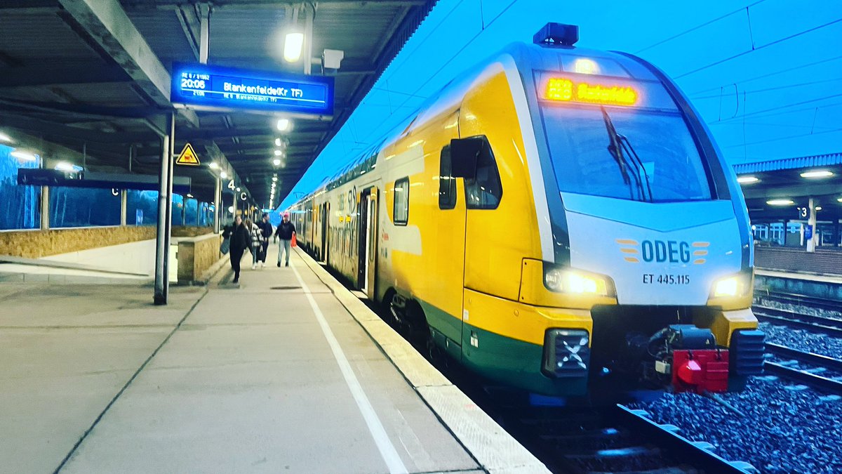 Ersatz_Bus's tweet photo. Aufgrund von Bauarbeiten werden die Züge des RE8 Süd an diesem Wochenende ab #BBF von/nach #BLO umgeleitet. Die Aufnahme hier erfolgte in #BFHS. Der Zug fuhr nach #BBF und anschließend unter neuer Zugnummer weiter bis #BEW. @_ds_100 

#RE8_Süd #Bauarbeiten #Umleitung https://t.co/XAoHMm9YPn