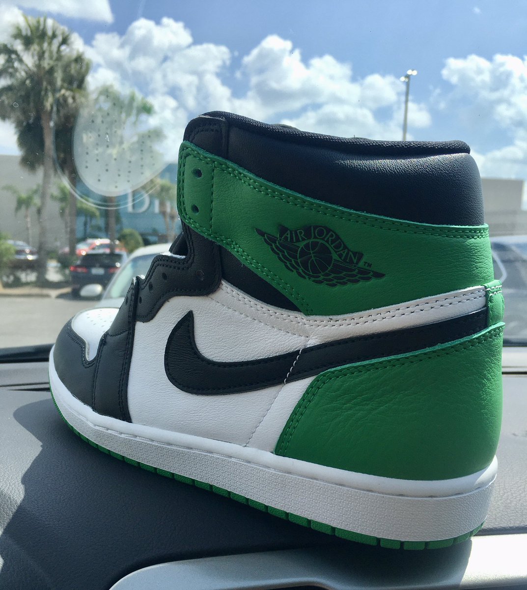 Was on the fence with these but having them in hand I’m happy I got ‘em. Love them! 🍀 👟 #AirJordan1 #yourkicksaredope #kotd #nike #AirJordan