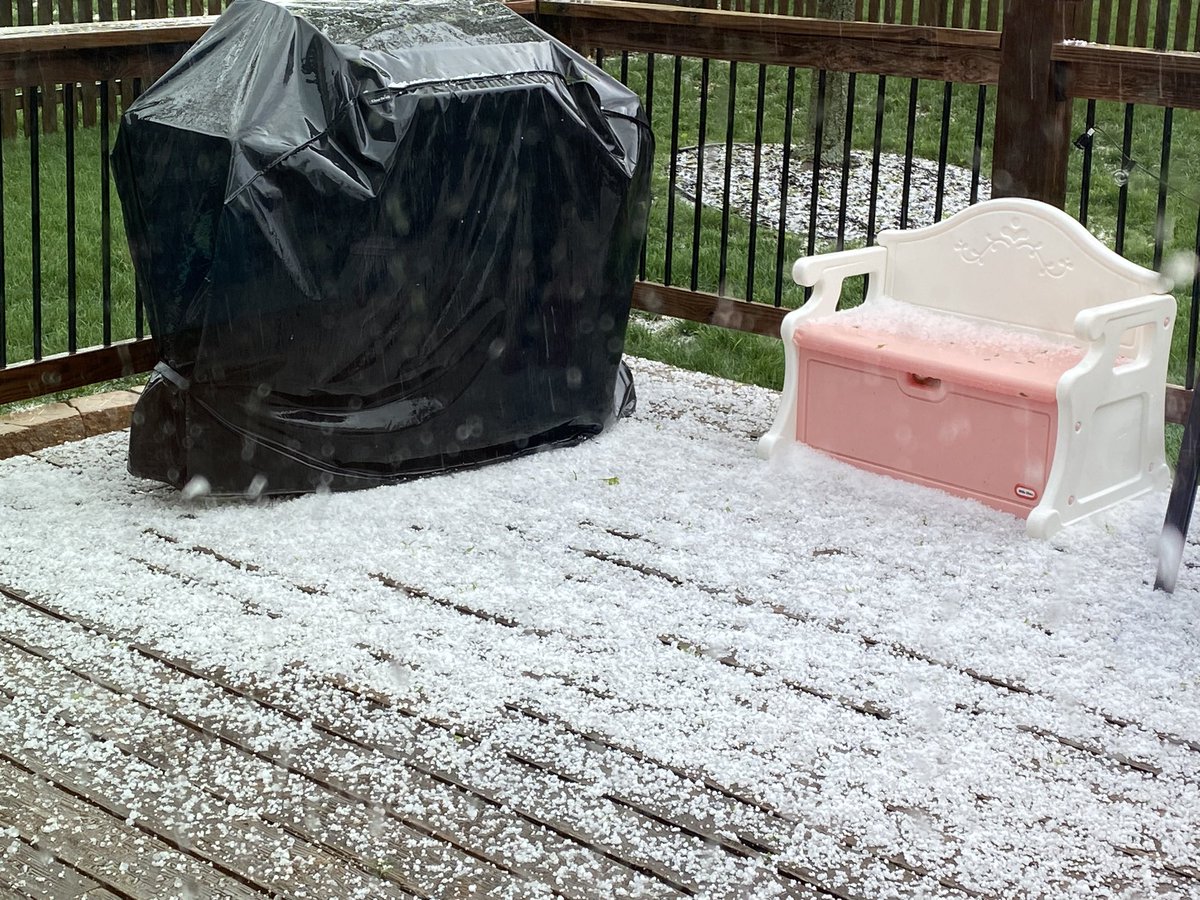 ryankindt's tweet photo. @NWSKansasCity a strong hail storm just came through west Olathe. Piled up quickly and pieces were a little bigger than peas. https://t.co/8dhduhfvj3