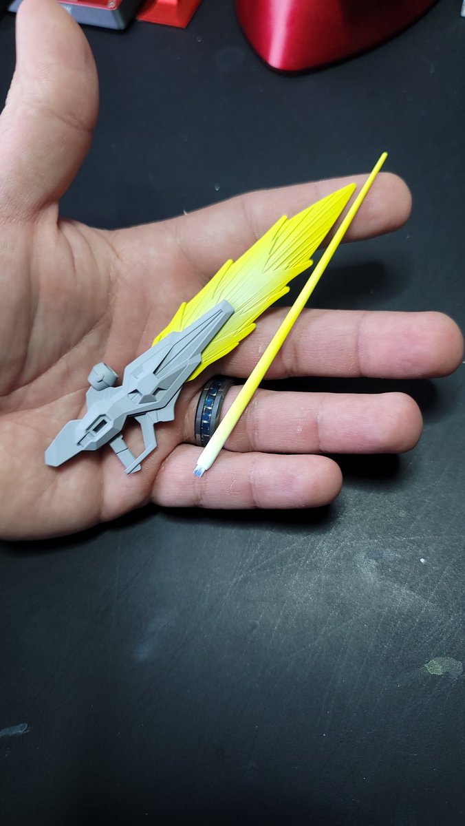 I went super minimalistic on the rifle, but I did have some fun with the straight sms yellow doing some gradient blends on the beam effects over a white base! #smspaints #usagundam #yellow #aerialgundam #iwataairbrush