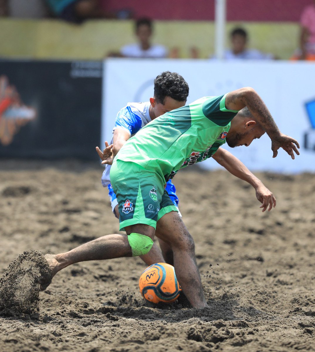 DeDeporte_ES's tweet photo. #DeDeportes | Finalizó el cuarto y último partido en la cancha de La Barra de Santiago.
#BarraDeSantiago 4-3 #BSUES
#DiarioElSalvador
@indeselsalvador
#LigadeFutbolPlaya2023
Foto/ Diego García https://t.co/cLGFPJqcZW