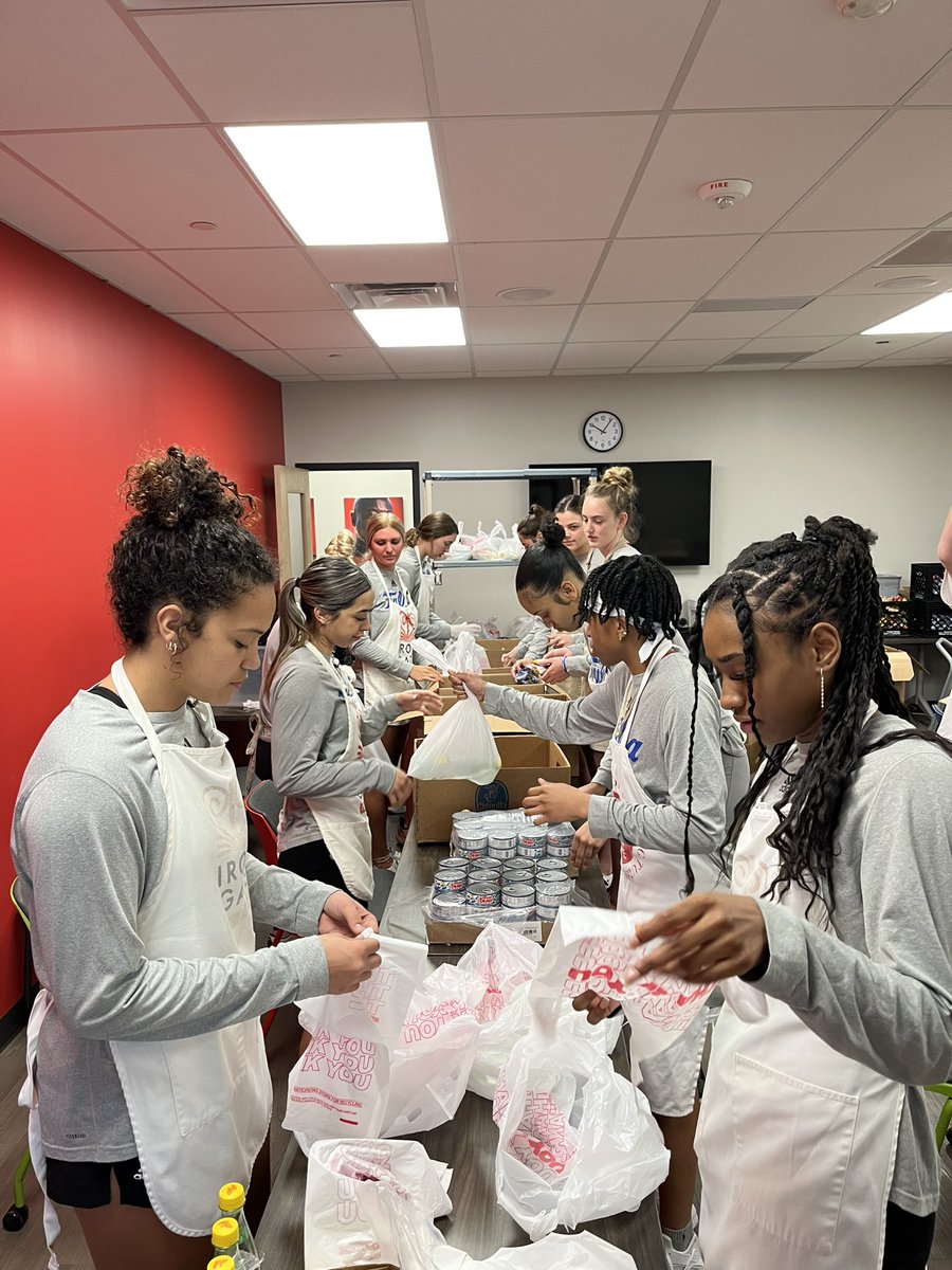 TulsaHurricane's tweet photo. Tulsa Day of Service 💙

Thanks to @tulsamsoccer &amp; @TUWBasketball for participating!! 

#ReignCane👑🌀 | #TUDayOfService https://t.co/2mAQpbSCIa