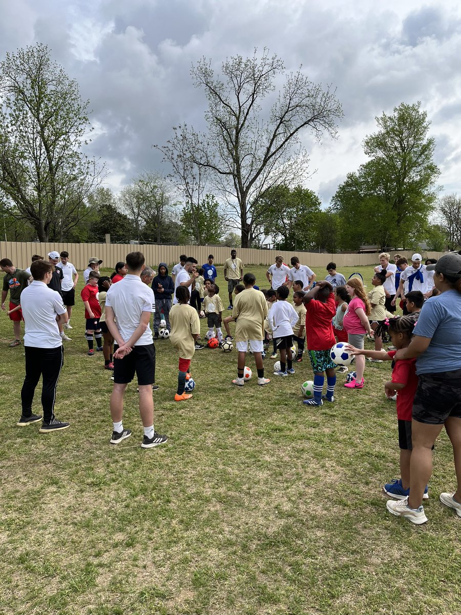 TulsaHurricane's tweet photo. Tulsa Day of Service 💙

Thanks to @tulsamsoccer &amp; @TUWBasketball for participating!! 

#ReignCane👑🌀 | #TUDayOfService https://t.co/2mAQpbSCIa